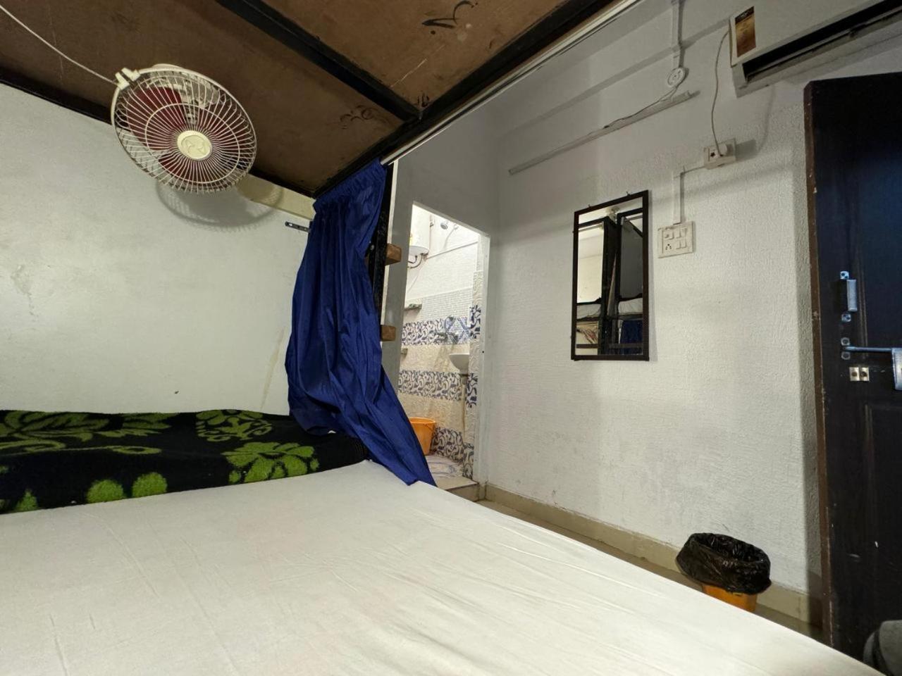 Madsquad Hostel Dorms & Rooms Varanasi Zimmer foto