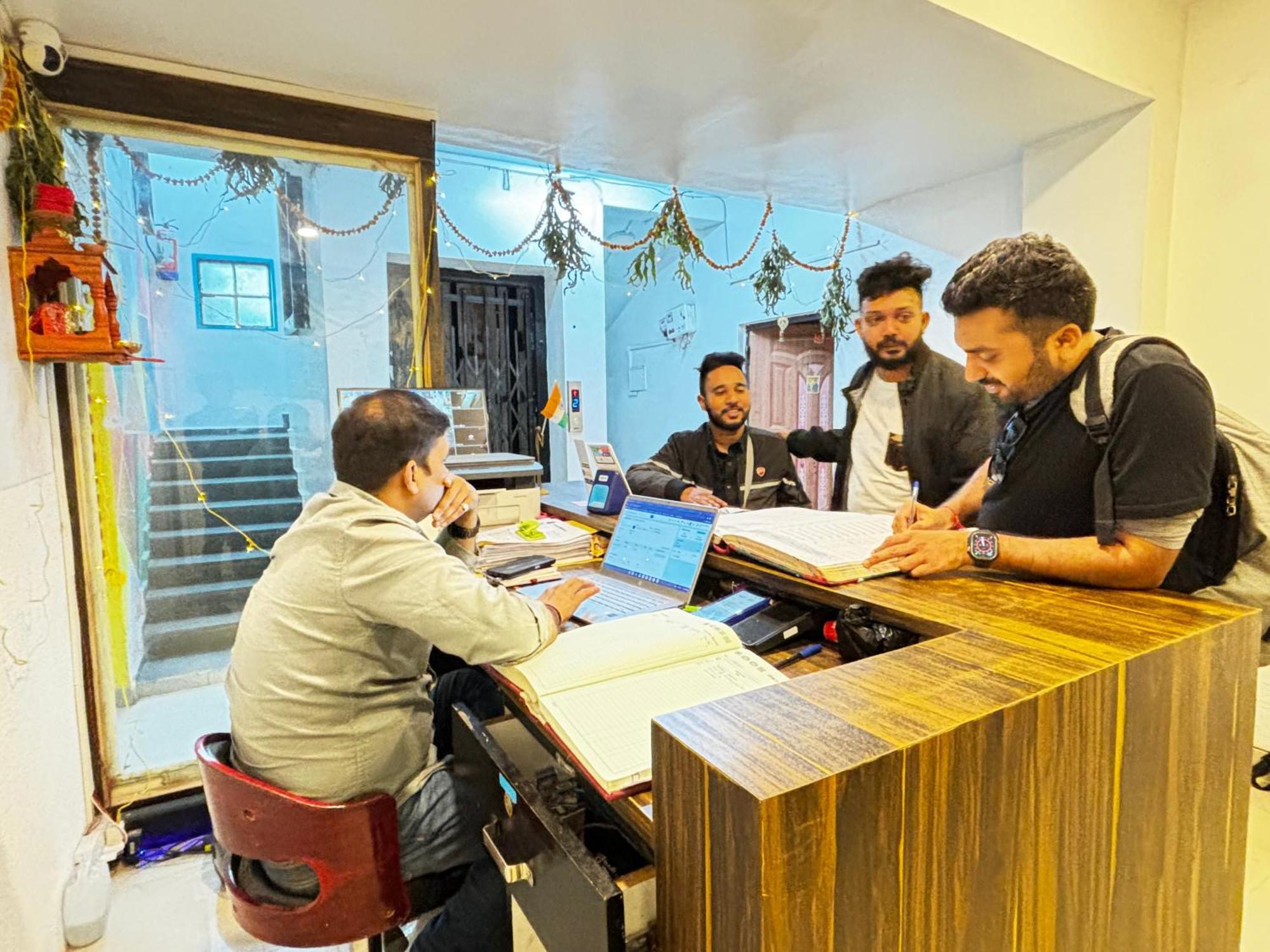 Madsquad Hostel Dorms & Rooms Varanasi Exterior foto